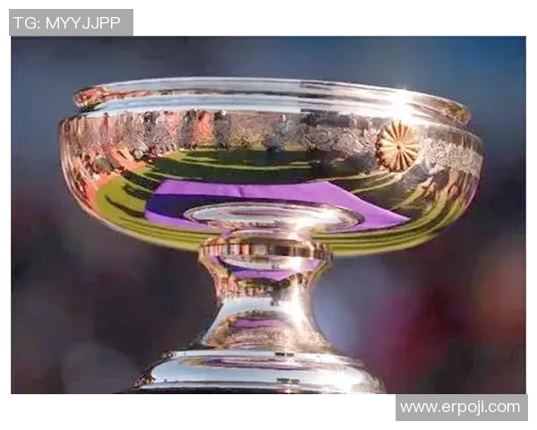 全球足球荣耀之巅：探索历史上最具影响力的足球球星奖杯与成就