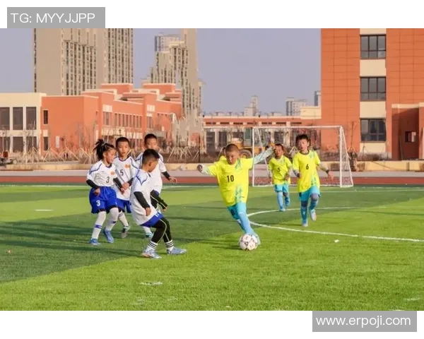 小鲜肉足球球星闪耀绿茵赛场引爆青春激情与无限梦想