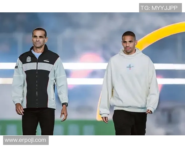 湿发球星风采：足球场上的独特魅力与热血拼搏