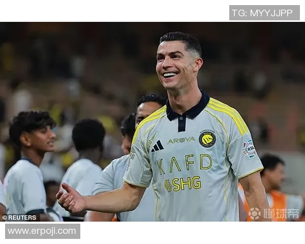 足球明星穿西装尽显帅气风采 彰显个人魅力与职业素养