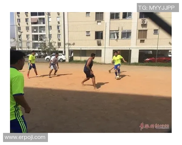 足球球星化身普通路人街头现身，网友惊呼认不出！