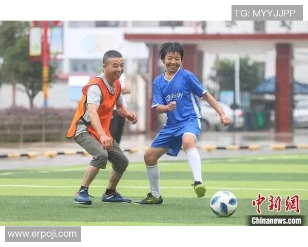 足球球星深情宠爱女儿 传递父爱的温暖瞬间与无尽陪伴